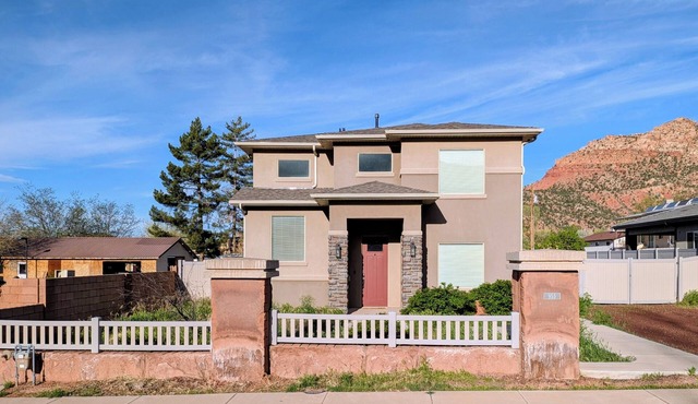 Modern 3BR Hildale Oasis near Zion, King Bed & Balcony, Massive Cliff Views! in Hildale