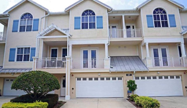 Modern gated renovated 3BR townhome near beaches & Boca G with resort amenities!