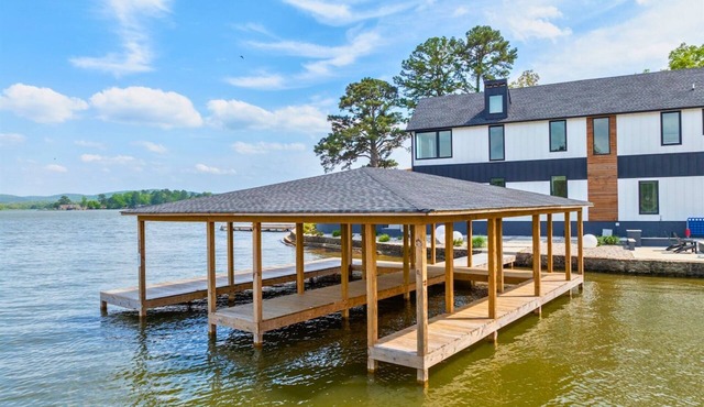 Modern Lakefront | Gorgeous Views | Sleeps 28