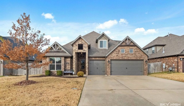 Modern Retreat w/Pool, Hot Tub & Covered Patio