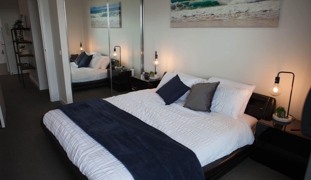 Modern spacious 1BDR, wifi, EV charging & parking, close to shops in Belconnen