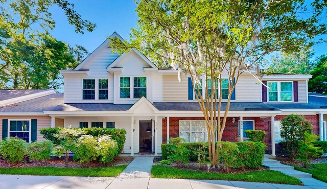 Modern townhouse close to shopping, night life and restaurants