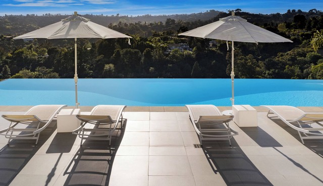 MODERN VILLA IN BEVERLY HILLS