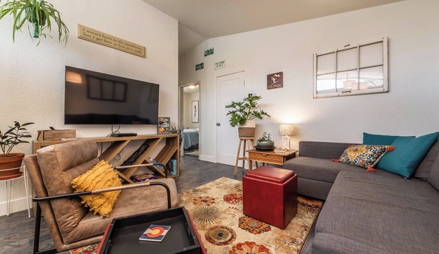 Mountain Gateway ~ MCM Charm, close to DT Col Spgs/Cheyenne Mt/Zoo/Broadmoor! in Colorado Springs