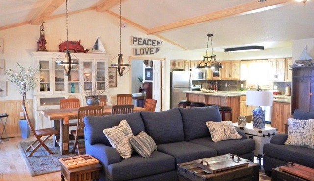 Mountain Harbor three bedroom cabin on the lake in Mount Ida
