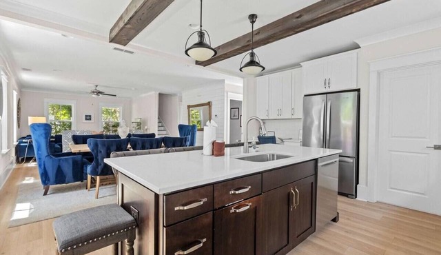 Mt Pleasant Beach Retreat- Mins to Beach-hot Tub