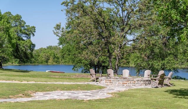 Multi-family Lodge with 8 acre lake and plenty of space, 12 mins to Fort Smith
