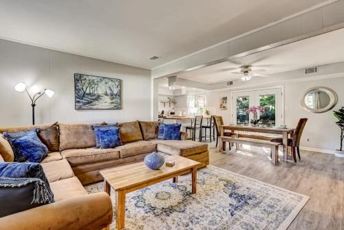Near Downtown w Pool! Oatland Island Escape