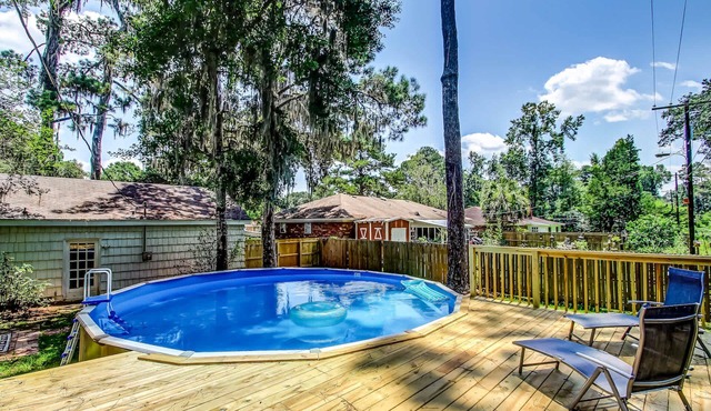 Near Downtown with a Pool! Oatland Island Escape