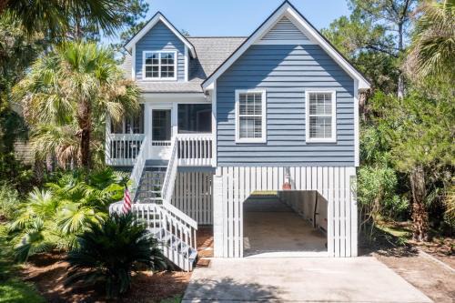 New Listing! Sleeps 10 on Harbor Island - Golf Cart Available for Rent