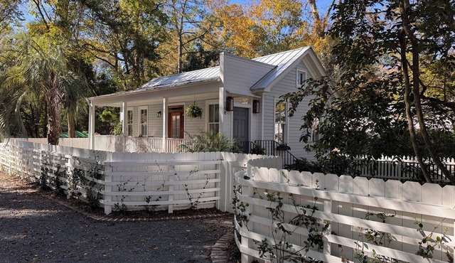New Pet friendly cottage in historic Summerville Walking distance to everything!