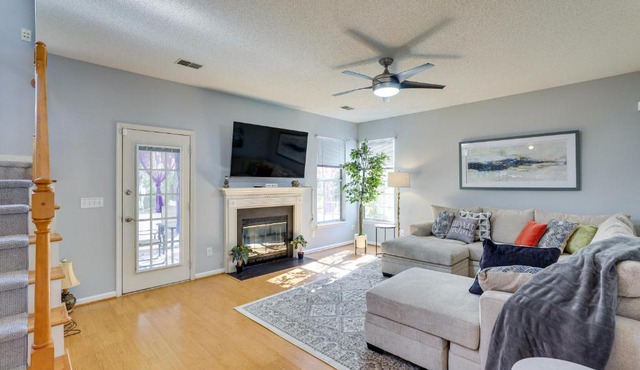 North Charleston Home Near Shopping & Dining!