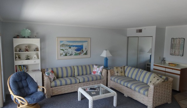Ocean block, pool, elevator, midtown, steps to the beach, 2BR 2B