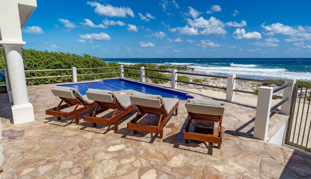 Ocean front villa located on the beach in Isla Mujeres