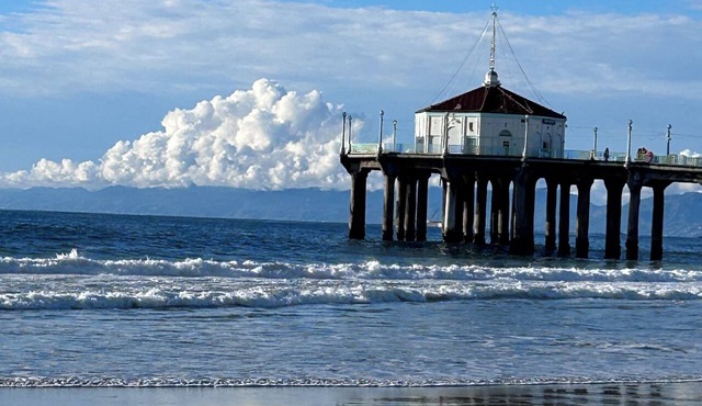 Ocean-View Beach House -3-Min Walk to Sand -Pet Friendly in Manhattan Beach