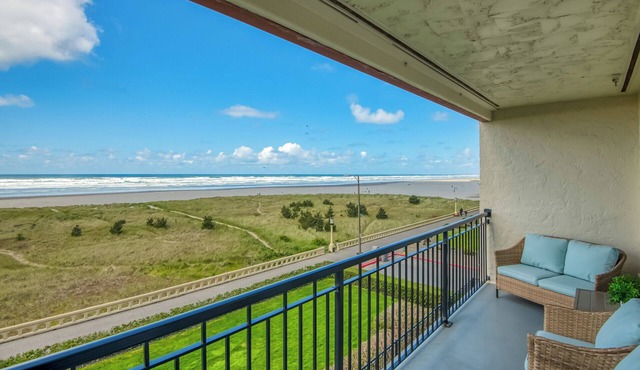 Oceanfront 3rd floor Balcony 2 blocks to Turnaround-Work Remotely in Seaside