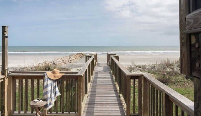 Oceanfront 7-bed home with grass backyard & grill
