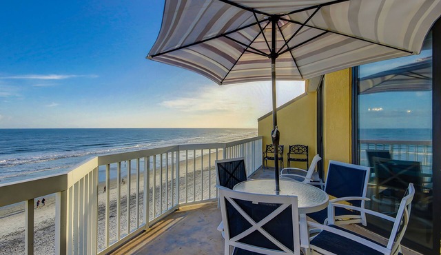Oceanfront, fourth-floor villa with balcony, amazing view & 2 shared pools
