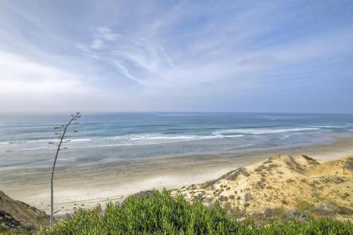 Oceanfront Fully Remodeled 2BR 2BA, Pool, Hot Tub, Gated Parking in Solana Beach