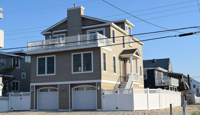Oceanside open concept home, roof deck with ocean and sunset bay views, firepit! in Beach Haven Crest