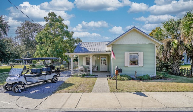 On Main St! Private Heated pool, Golf cart included, Sleeps 10