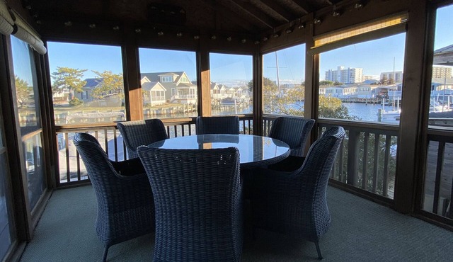On The Water * Private Dock * Sunset Porch Views