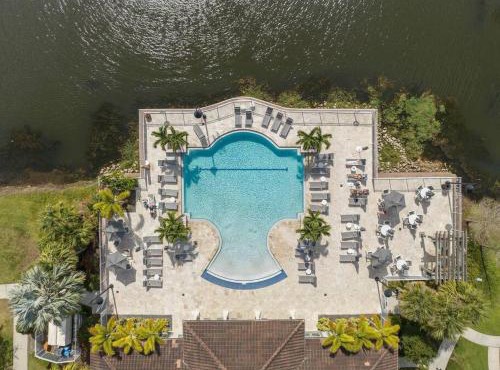Orlando Oasis: Modern 4BD Balcony+Lake View+Pool in Orlando