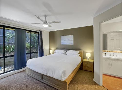 Our Haven: 4-Bed Escape Near Beach & Mogo Trails in Batehaven