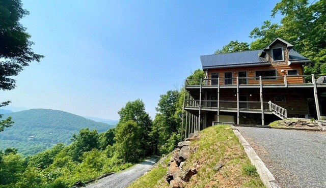 Owls View- Luxury Mountain Retreat, Theater, Hot Tub, Pool Table, Foosball, Long Range Vistas in Todd