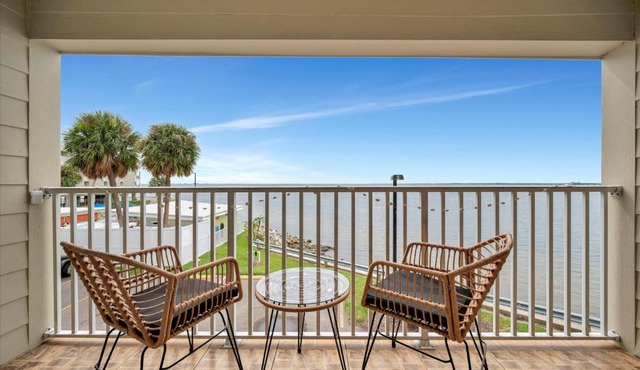 Palm Court a Bayview 2 Bed Suite & Heated Pool in Tampa