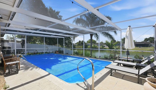 PALM 🌴 OASIS. Heated POOL! Over the water deck. in Port Richey