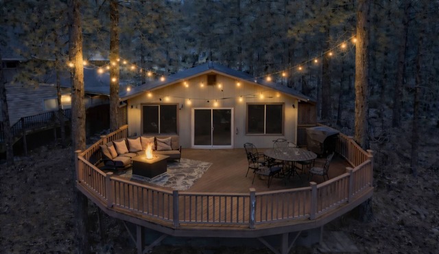 Peaceful 3-bedroom house in the pine trees of Flagstaff with huge deck!