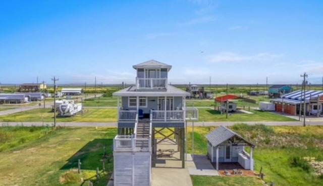 Peaceful coastal retreat with a beachfront view in Cameron
