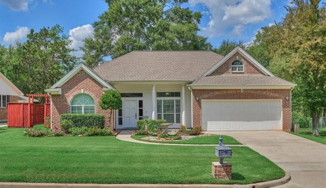 Peaceful, quiet, friendly, seconds from dining, shopping, schools, and commute. in Conroe