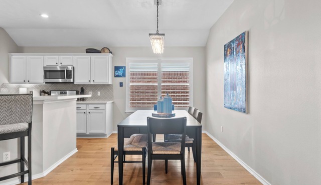 Perfect cottage - Refined Comfort Meets Pet-friendly Backyard Serenity in Tomball