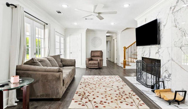 Perfect for a weekend, family gatherings, Parties, or extended stay!