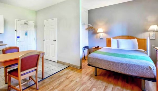 Perfect for Big Groups: 4 Rooms w/2 Full Beds and Kitchenette + Outdoor Pool in Sulphur