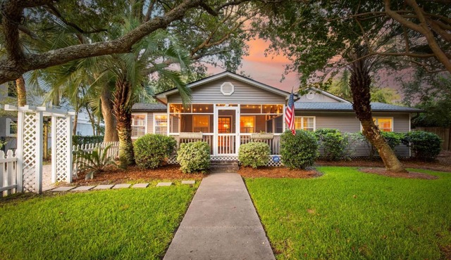 Pet Friendly, 2 blocks from Beach, 4 Bikes!