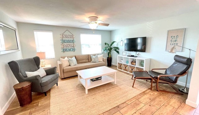 Pinecraft 2BR Retreat Minutes to Siesta Key