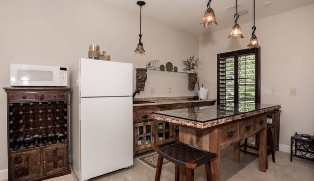 Pinnacle Luxury Apt: Awesome Location & Lifestyle