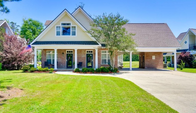 Pool Access + Golf View: 5BR Springfield Home in Springfield