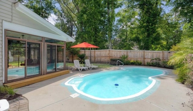 Poolside Palmetto Retreat-Charleston 3 BRs, Sleeps 10, Game Room & Outdoor Oasis