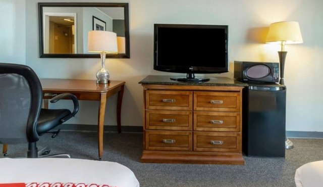Practical King Room Great for Pet Owners Close to Jennings Dining in Jefferson Davis Parish