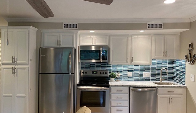 Premier 1 Bedroom Villa. - POOL ACCESS! 1 minute walk to the Beach!