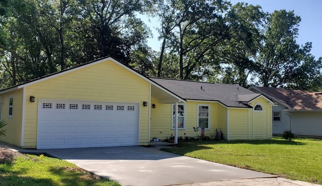 Private attached apartment 1 bed 1bath, kitchenette, liv room, private laundry. in Orange Park