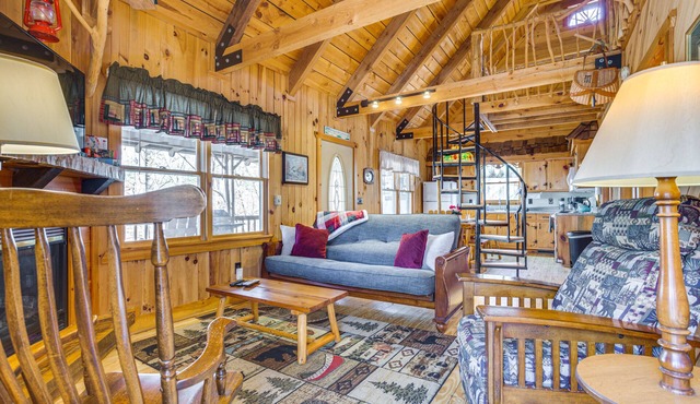 Quaint Dahlonega Cabin w/Cavenders Creek Access! in Dahlonega