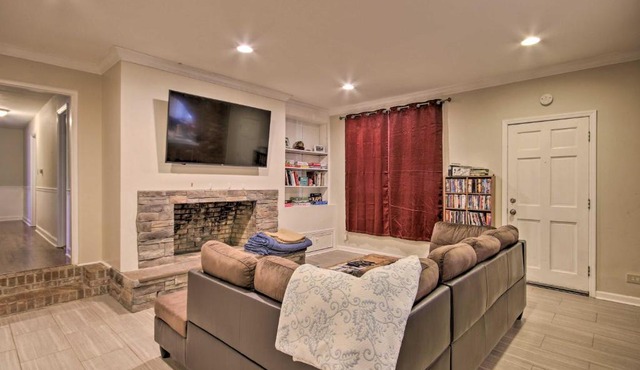 Quiet Columbia Home with Fire Pit and Pool Table!