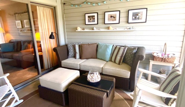 Quiet cozy villa overlooking tennis walk to pool