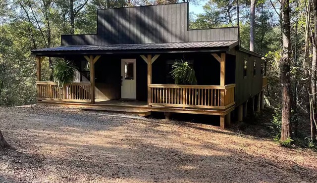 Quiet, Creekside Home with Rain Spa Shower, Unplug & Relax in Collins