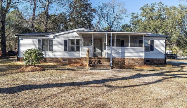 Quiet, pet-friendly 3-bedroom near Summerville and 45 mins from Charleston